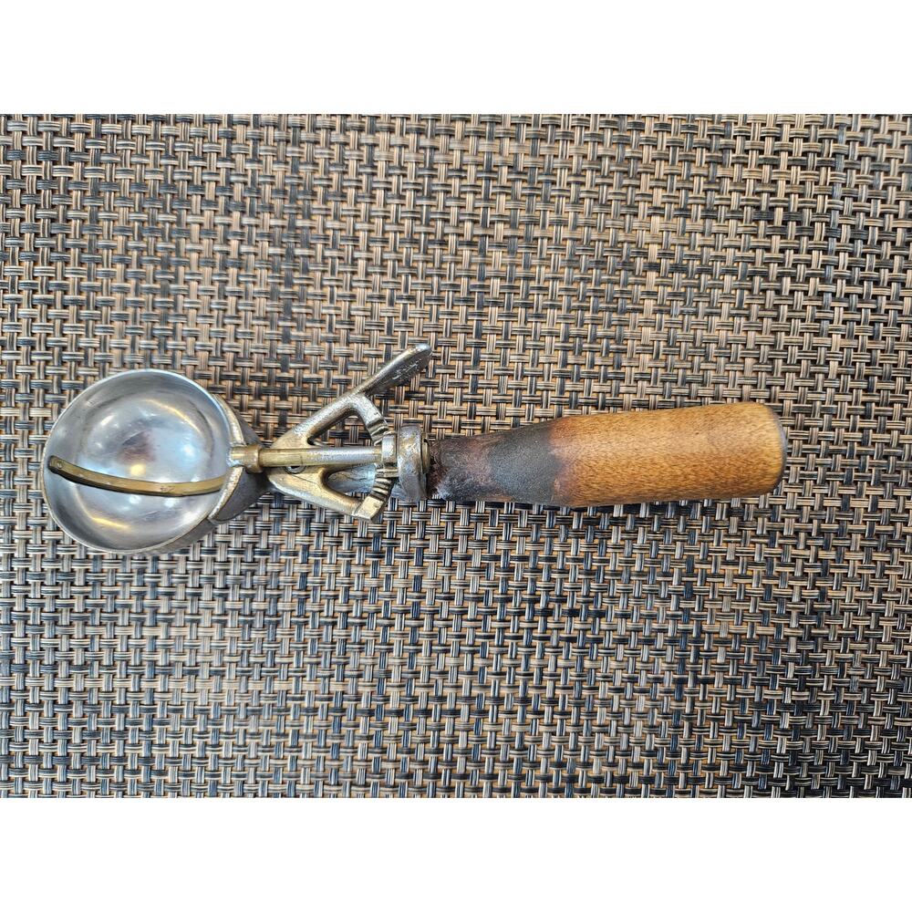 Vintage Ice Cream Scoop Working wood handle Scoop 12